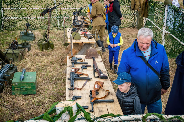 Стенды с оружием на деревянных столах