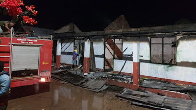 Asrama Satri Ponpes Al Madinah Desa Kananga Malam ini Terbakar