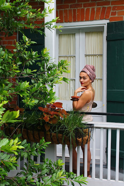 Creol style, New Orleans, summer outfit, levis shorts, travel, travel outfit, what to wear in hot weather, toronto blogger, fashion blogger, head scarf, how to wear a head scarf, short shorts, travel guide to New Orleans, chloe bag,