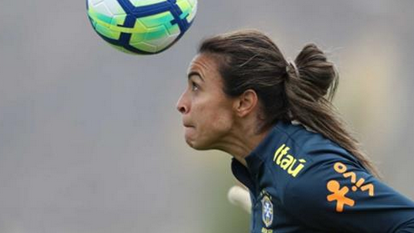 Após faturar prêmio da Fifa, Marta é finalista ao Bola de Ouro