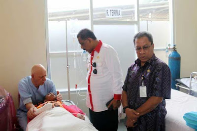 Ambon, Malukupost.com - Walikota Ambon, Richard Louhenapessy kunjungi RSUD dr. Haulussy Ambon guna meninjau pores operas gratis bagi masyarakat kota Ambon sebagai bentuk kerja sama antara Tim Dokter Vlissingen Belanda dan Pemerintah Kota (Pemkot) Ambon, Kamis (15/3) Dalam kunjungannya Walikota Ambon yang didampingi Sekretaris Kota Ambon, A.G. Latuheru, Asisten II Pemerintah Kota Ambon, Robby Silooy, dan Plt. Kepala Dinas Komunikasi Informatika dan Persandian Kota Ambon, Joy Adriaansz secara langsung melihat hasil operasi yang dilakukan Tim Dokter Vlissingen Belanda.