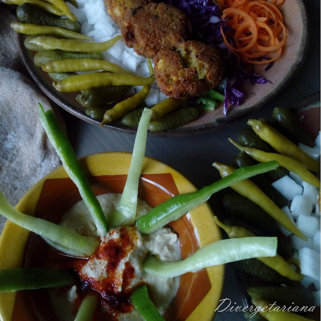 Plato de falafel y en primer plano plato de hummus