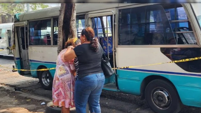 El Salvador: Hombre muere de paro cardíaco dentro de un microbús