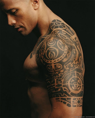 Dwayne Johnson (The Rock) Mostra tatuagem do braço
