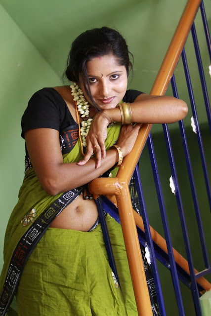 hot aunty exposing stills