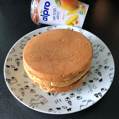 Pancakes sans gluten, sans sucres ajoutées et sans lactose au yaourt végétal à la mangue Alpro (recette végétarienne)