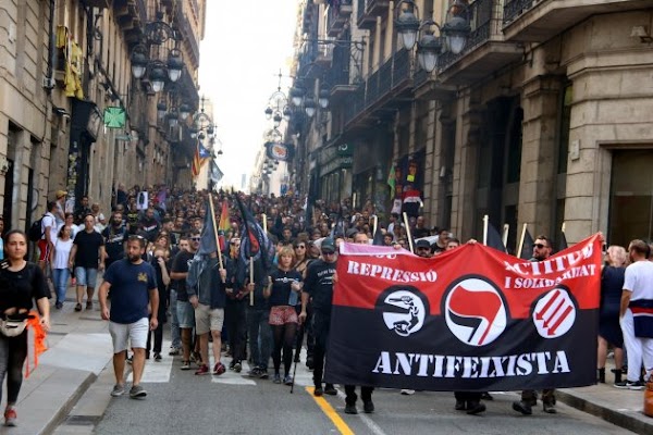 Centenares de antifascistas recorren el centro de Barcelona contra la Hispanidad