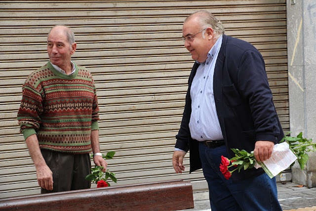 El exalcalde y senador Tontxu Rodríguez entrega rosas