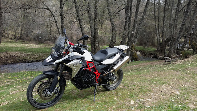 BMW F800GS. Trail Forever. Agua y verde por la Sierra Norte.