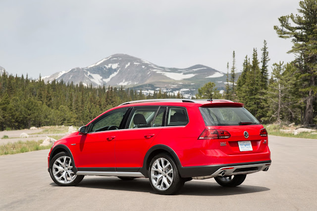 Rear 7/8 view of 2017 Volkswagen Golf Alltrack TSI SEL