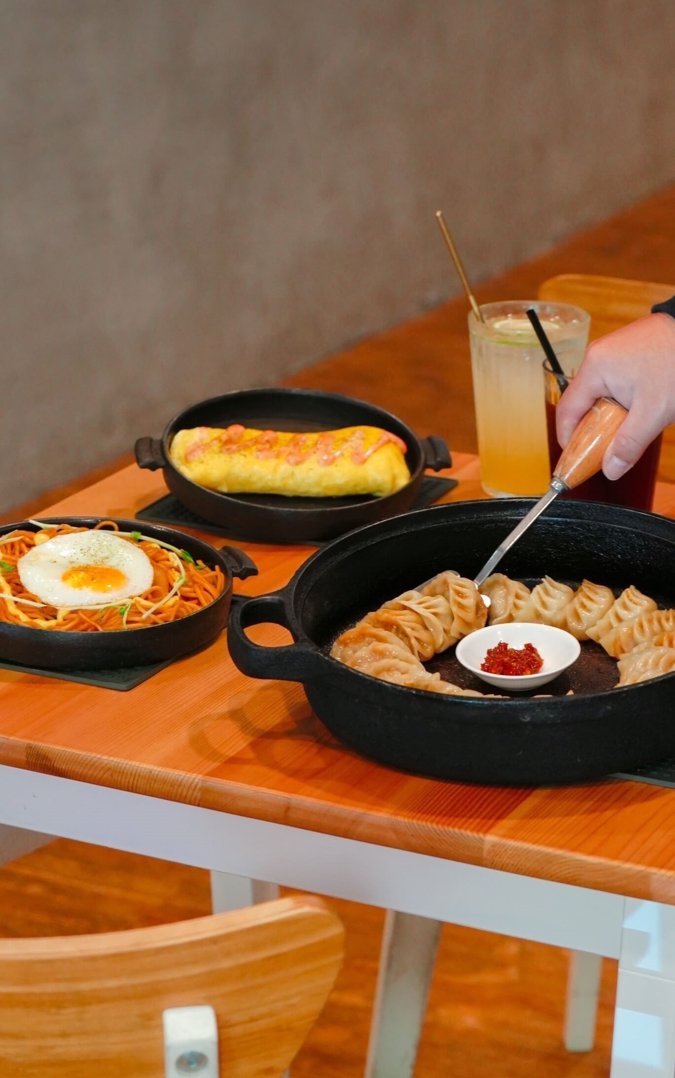 台南日式餃子店【角鑄燒餃子】有儀式感的吃餃子 自己的餃子自己動手煎