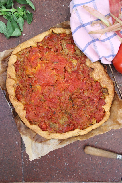 Tarte à la tomate et à la rhubarbe vegan