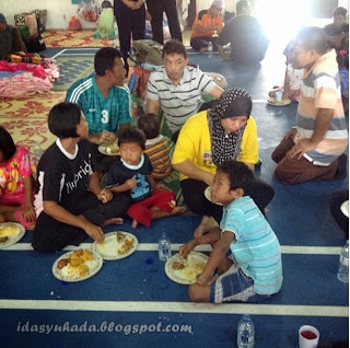 Gambar Tengku Mahkota Pahang (TMP) Bersama Keluarga Membantu Mangsa Banjir Di Kuantan