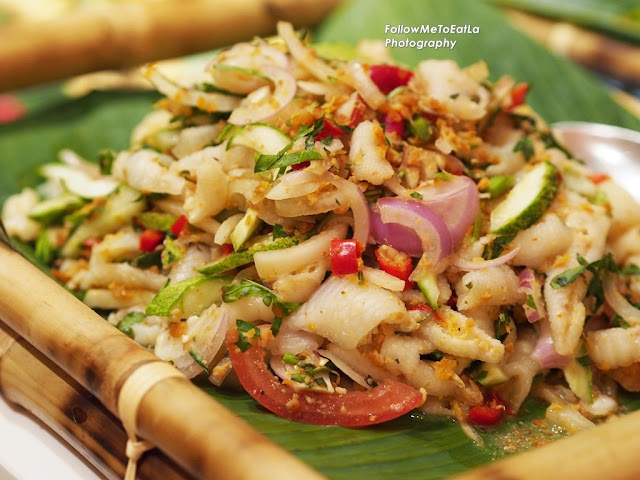 Kerabu Kaki Ayam Dengan Jantung Pisang (Poach Chicken Feet With Banana Pulp Salad)  