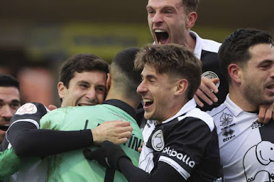 Jugadores de Unionistas de Salamanca celebran la victoria en partido de Copa del Rey ante el Villarreal