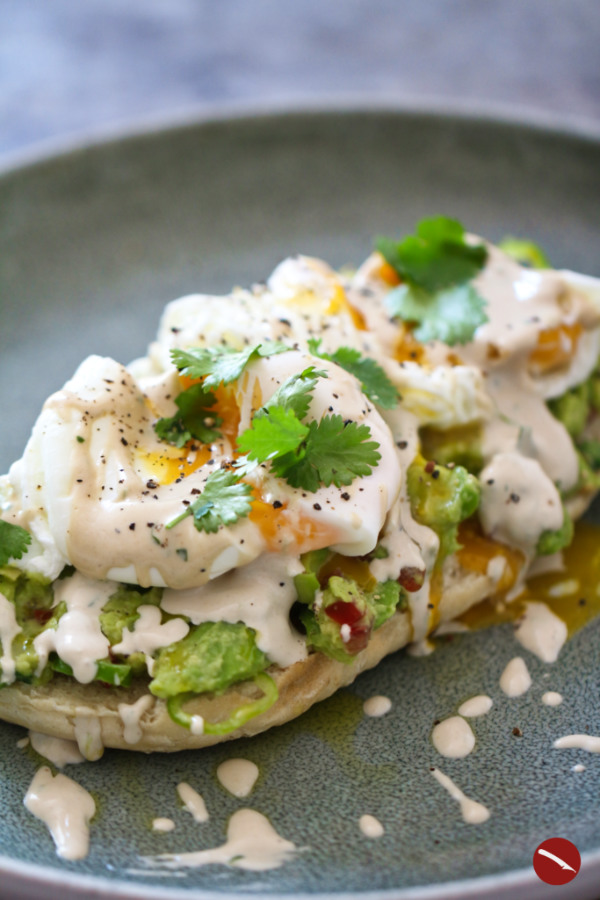 Erste Wahl: Dieses Rezept für knuspriges Avocado-Toast (Guacamole) mit pochiertem Ei und Tahini-Sauce #avocadotoast #frühstück #breakfast #brunch #pochierte_eier #poached_eggs #tahini #tahinidressing #tahina #tahinisauce #levantefood #israelfood #foodblog #arthurstochterkocht #makeleckergreatagain