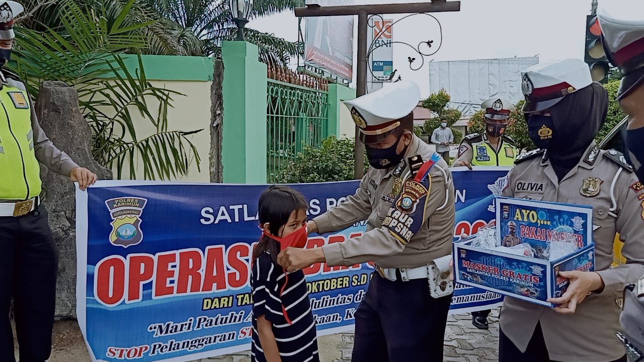 Operasi  Zebra Seligi 2020, Polres Karimun Bagikan Masker  dan Stiker “Ayo Pakai Masker”