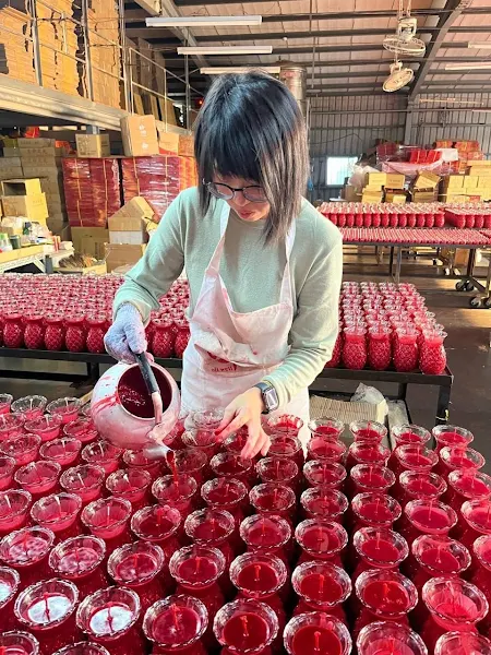 ▲小湘熟練地製造香燭。（中彰投分署提供）