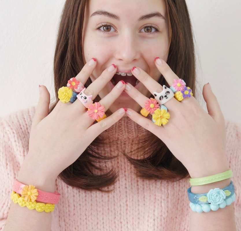 DIY Chunky Rings and Plastic Jewelry with Moldable Plastic  - craft fun and durable spring flowers and animals with your kids using thermoplastics! by BirdsParty @BirddParty #diy #jewelry #thermoplastic #chunkyrings #kidscrafts #diycrafts #plasticjewelry #diyjelwery #diyrings #animalrings #moldableplastic