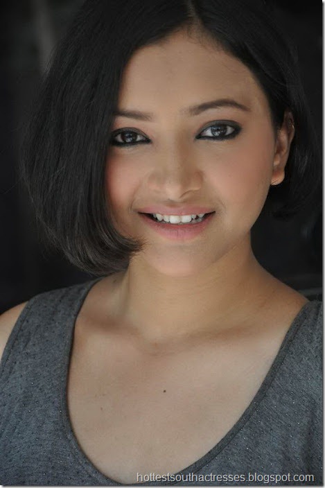 Shweta Basu Prasad Hot Pics in Short Hair 8