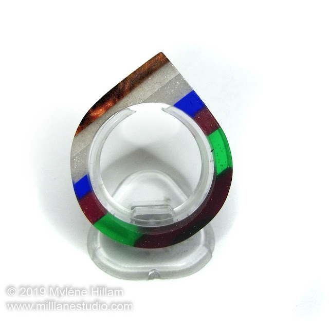 Resin ring featuring stripes of different coloured resin