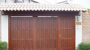 PUERTA PRINCIPAL Y GARAJE EN MADERA CAOBA