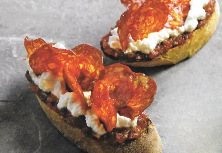 Bruschette ricotta, pomodori al forno e salamino croccante