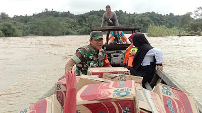 Belah Arus Sungai Bantu Salurkan Sembako Korban Banjir Dipelosok Aceh Timur