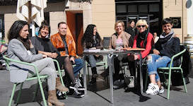 Els impulsors amb la regidora Mireia Estefanell (tercera per la dreta), en una terrassa de la Plaça Major. Fotografia: JORDI PREÑANOSA.
