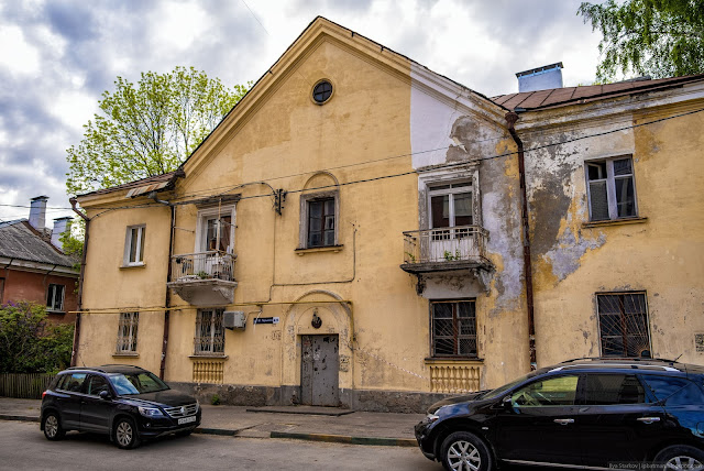 Старое здание с треугольной крышей