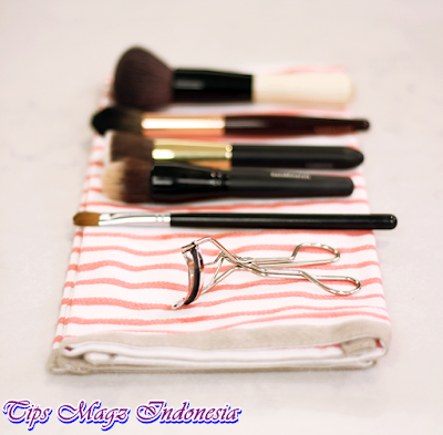 letakkan kuas make up set semalaman agar kering sempurna