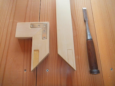 ２か所目の連結箇所へのＬ字の金具を取り付ける溝の作成と、45°のつなぎを木工用ボンドも用（もち）いて締結