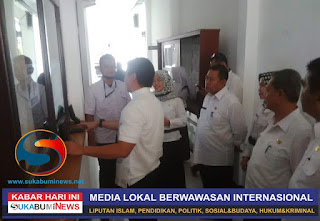Penjabat Sekda Kota Sukabumi Saleh Makbullah (menghadap kiri, tengah) bersama Kabag Hukum Setda Kota Sukabumi Een Rukmini (di samping kiri penjabat sekda) saat menerima Tim Penilai Lomba JDIH tingkat Provinsi Jawa Barat.