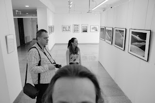 Kielecki plener fotograficzny Klubu Fotograficznego "Źródło". Klub Fotograficzny "Źródło" w BWA Kielce. Wystawa fotografii Pawła Pierścińskiego. fot. Łukasz Cyrus, 2019.