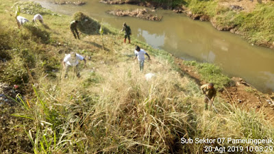 Satgas Citarum Subsektor 21-7 Bersihkan Aliran dan Bantaran Sungai Cisangkuy