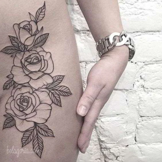 imagen del tatuaje en la cintura de una mujer