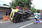 Truk Sarat Muatan Ayam Terguling, Jalur Mudik Tersendat