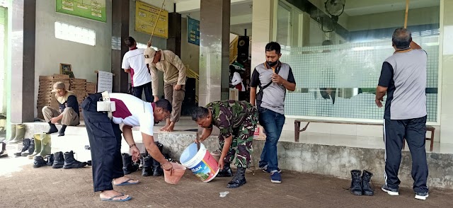 Sinergitas TNI-Polri dan Masyarakat Kerja Bakti di Masjid Tambak Kalisogo