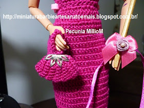 Roupa de Época de Crochê Para Bonecas Barbie Com Sombrinha Aberta e Chapéu Com Penas Por Pecunia MillioM 5