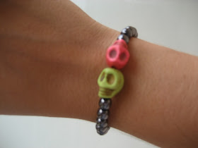 Pulsera de calaveras y perlas. skulls bracelet. Bracelets têtes de mort