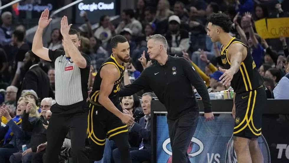 Stephen Curry Leads Golden State Warriors to Commanding Victory Against Red-Hot Milwaukee Bucks