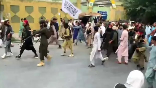 Taliban fighter entering Kabul: Leaving the road to those who don't use force, who want to leave Kabul