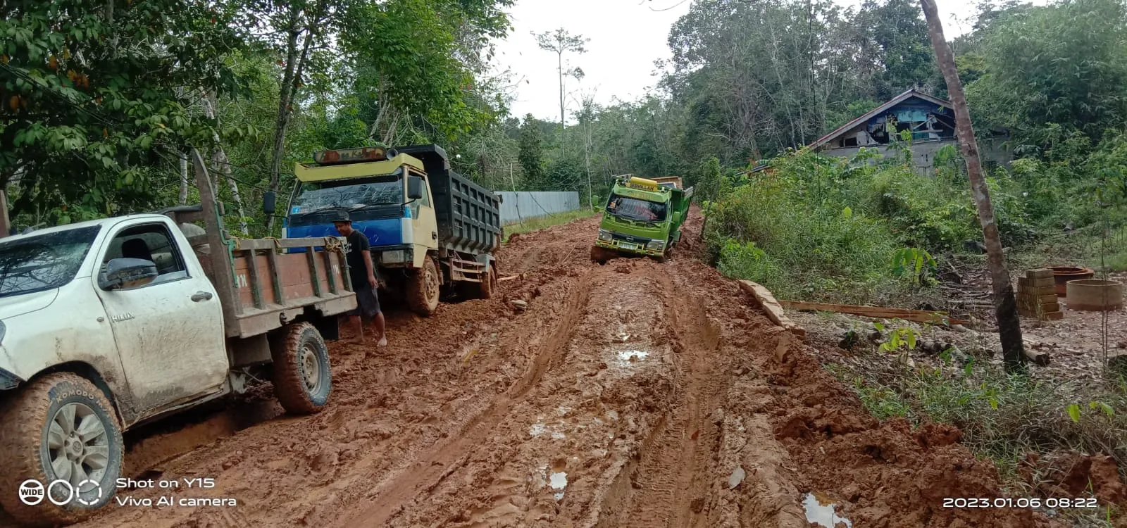 Kondisi jalan tanjung penanjung dan kendaraan warga tanjung parkir di Kampung Tebal