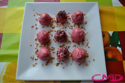 cake pops de brownie de chocolate blanco envueltas en chocolate de fresa