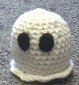 http://translate.google.es/translate?hl=es&sl=en&tl=es&u=http%3A%2F%2Fcarens-crochet-crafts.blogspot.com.es%2F2013%2F03%2Famigurumi-little-ghostie-pattern.html