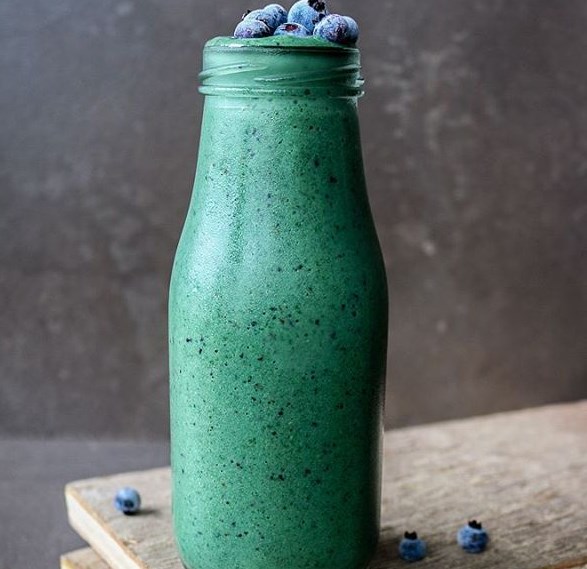 GLOWING GREEN SPIRULINA SMOOTHIE #drink #healthydrink