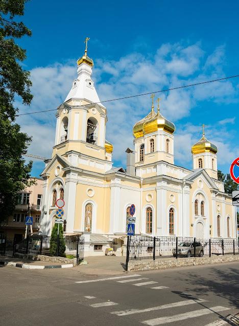 Храм с золотыми куполами и пешеходный переход