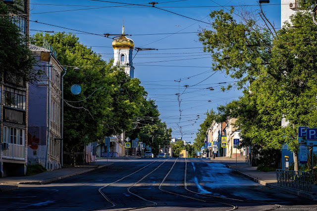 Трамвайные пути и церковь у улицы
