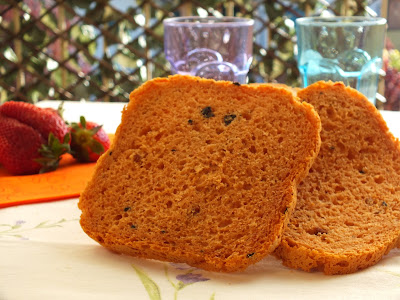 Pane al triplo concentrato di pomodoro con pomodori secchi e olive nere.