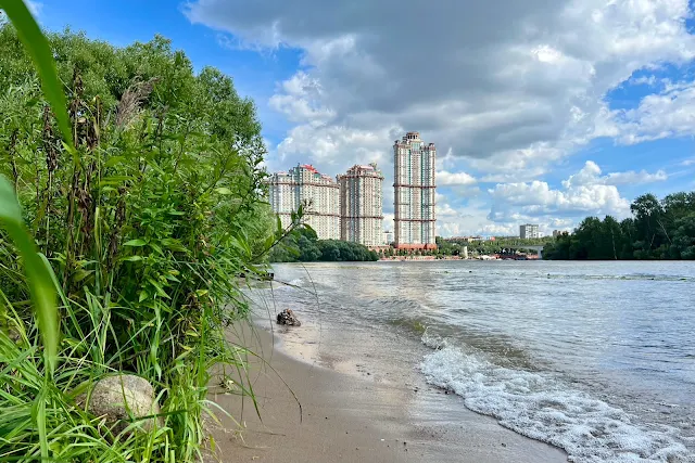 Покровская набережная, Москва-река, вид на Щукино, жилой комплекс «Алые паруса»